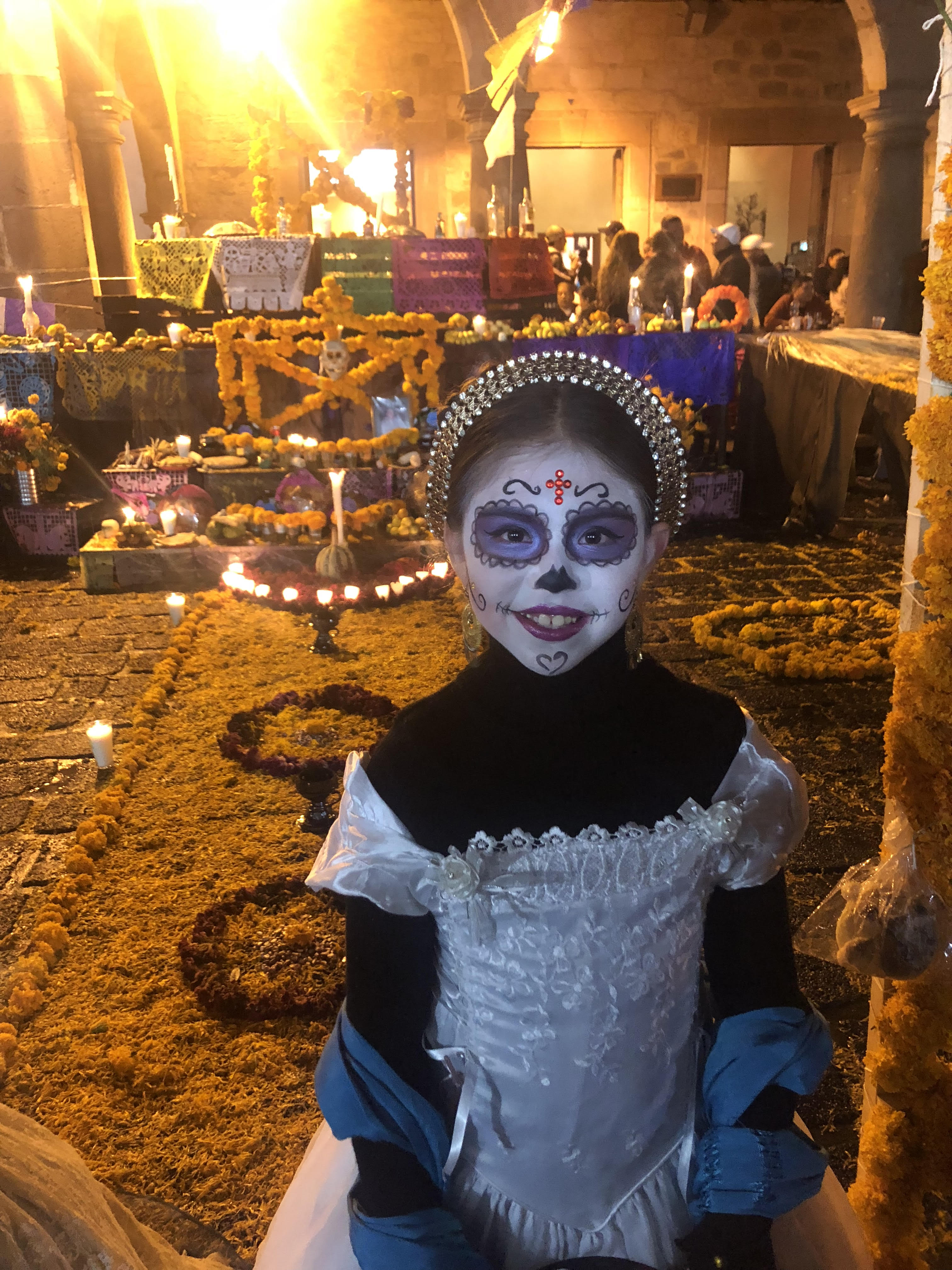Esta foto foi tirada em uma cidade onde comemoram o Día de Los Muertos. Todas as crianças se maquiam desta forma, como essa menina da foto. Fabiana foi comemorar essa tradicional celebração cultural com alguns amigos. A cultura mexicana a surpreendeu muito.